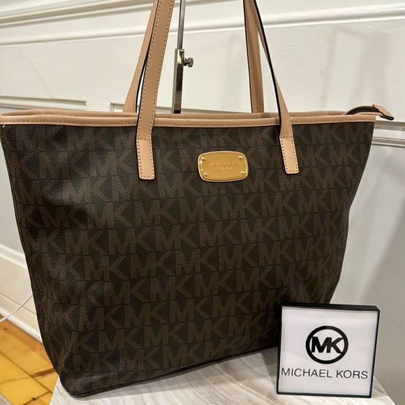 Michael Kors Handbags - Michael Kors Large Vintage Jet Set Traveler’s Tote Bag EUC